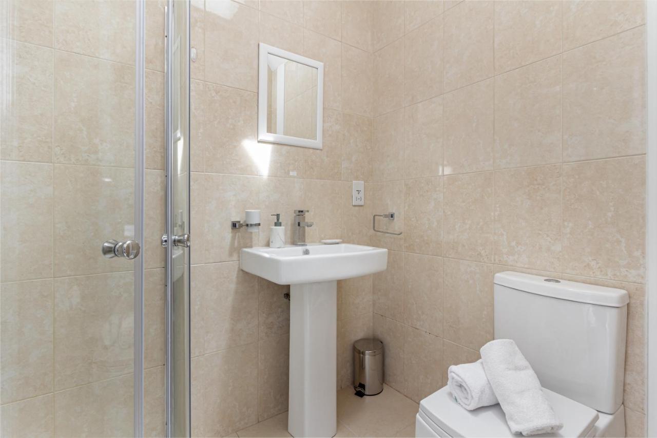 Guest Homes - Trinity Apartment Вустер Экстерьер фото